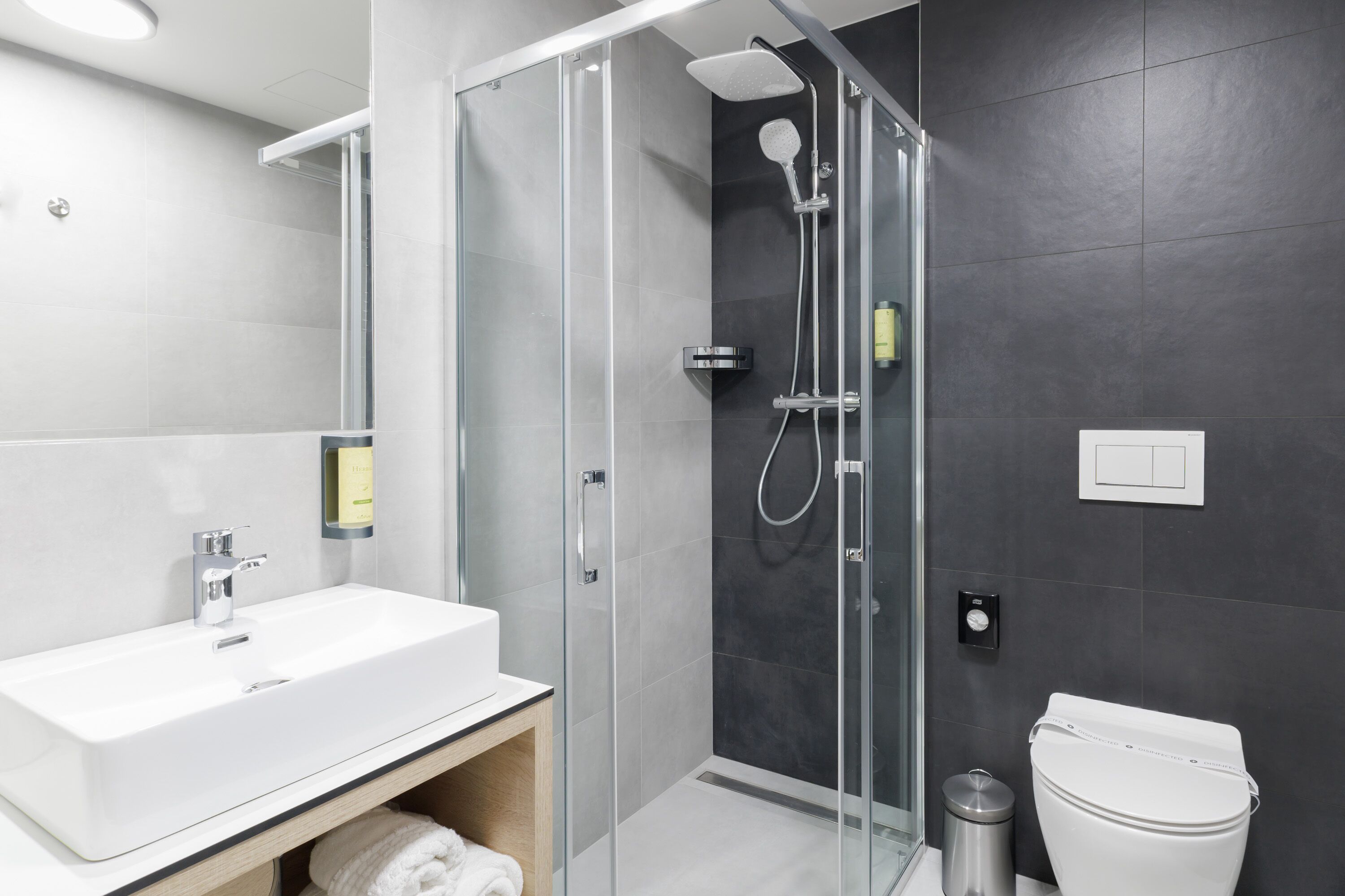 Comfort Studio | Bathroom | Shower, free toiletries, hair dryer, slippers