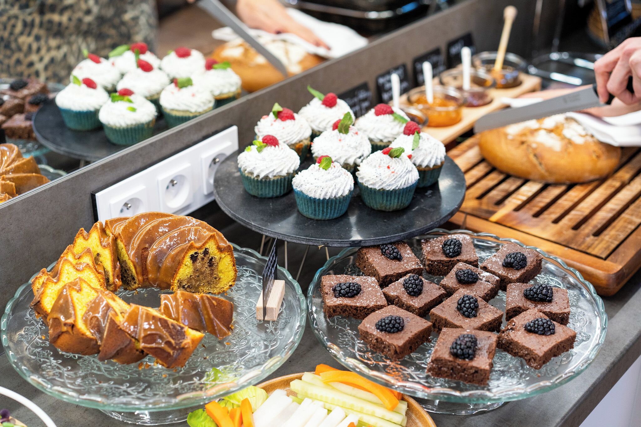 Tägliches Frühstücksbuffet (14 EUR pro Person)