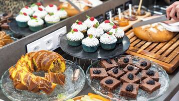 朝食 (ビュッフェ)、毎日提供 (1 名様 14 EUR)