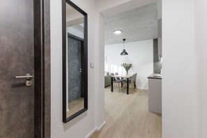 Apartamento superior | Minibar, caja fuerte, espacio para trabajar con un portátil