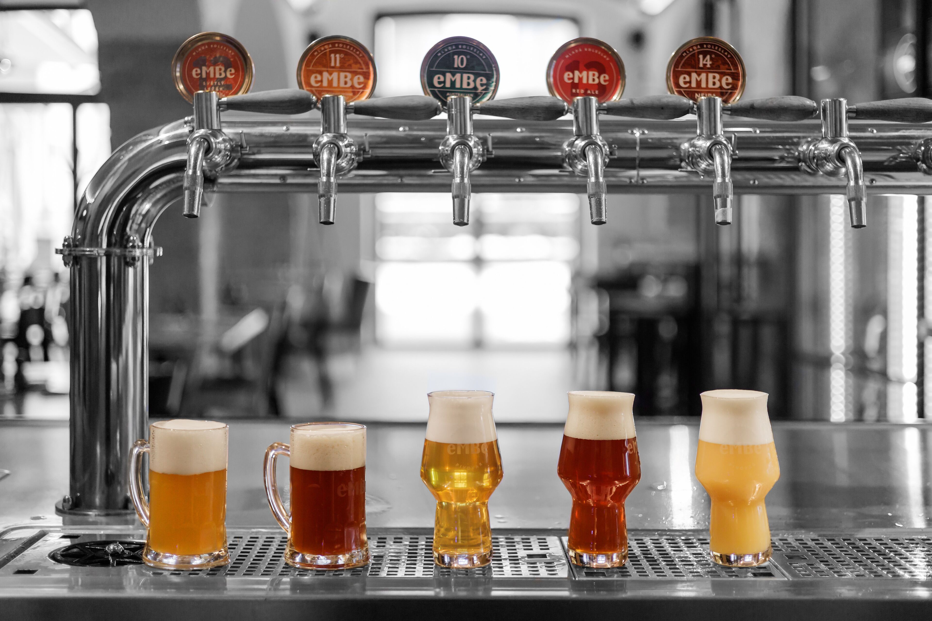 Un système de distribution avec cinq robinets différents, chacun servant un type de bière spécifique.