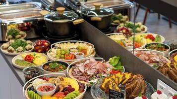 朝食 (ビュッフェ)、毎日提供 (1 名様 14 EUR)