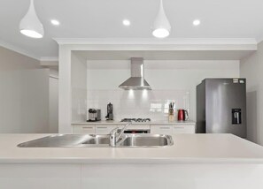 Kjøleskap, mikrobølgeovn, ovn og kokeplater