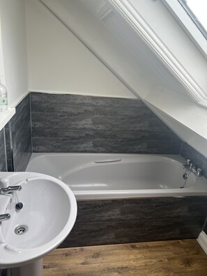 Douche, serviettes fournies, papier de toilette