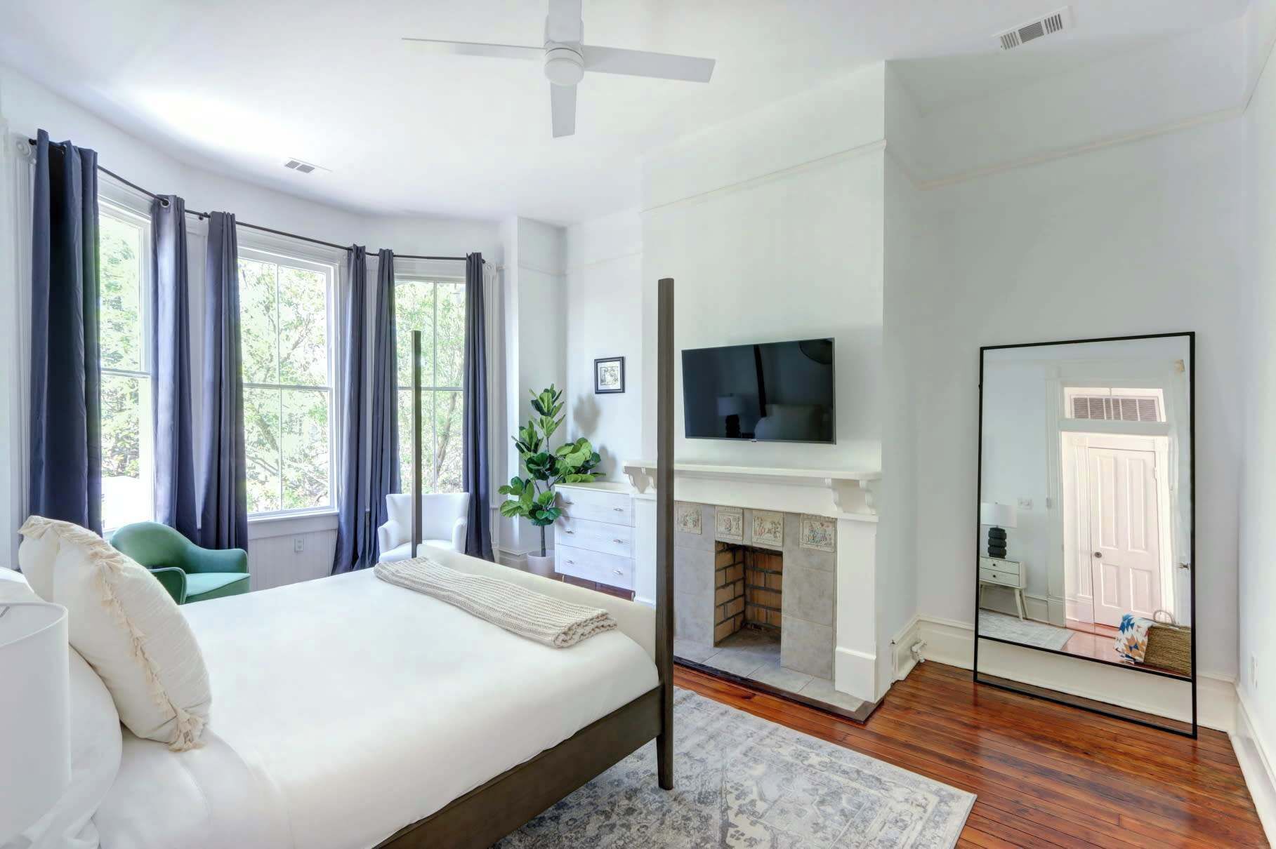 5 bedrooms, desk, iron/ironing board, WiFi