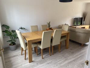 Dining - Perfect crew-house or for business trips. Sleeps 10, 5mins from Hamble Village (Hamble-le-Rice)