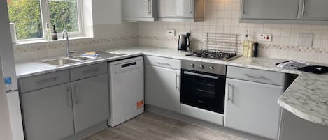 Kühlschrank, Ofen, Herdplatte, Geschirrspüler