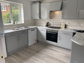 Fridge, oven, stovetop, dishwasher