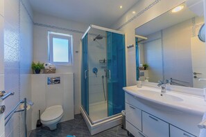 Dusche, Haartrockner, Handtücher