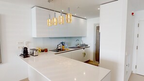 Fridge, microwave, oven, dishwasher - Stupa Hills VIII - Casa Fay Luxury Apartment (Benalmádena)