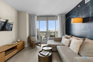 TV, offices - Spectacular Apt : Resort Amenities + Gym + Pool (Hallandale Beach)