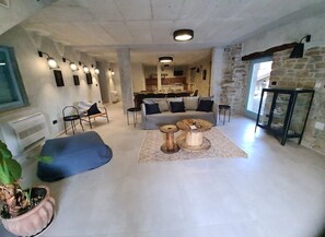 TV, fireplace, video games, DVD player