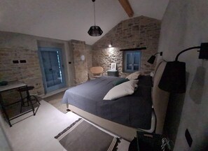 5 bedrooms, iron/ironing board, WiFi, bed sheets