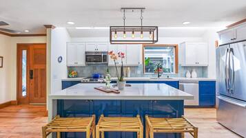 House, 4 Bedrooms | Private kitchen | Fridge, oven, coffee/tea maker, toaster