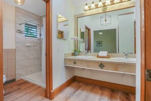 House, 4 Bedrooms | Bathroom | Towels, shampoo