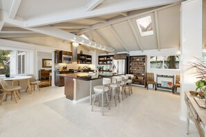 Maison, 4 chambres | Cuisine privée | Réfrigérateur, four, cafetière/bouilloire