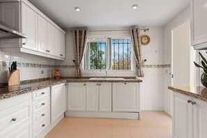 Réfrigérateur, micro-ondes, four, lave-vaisselle