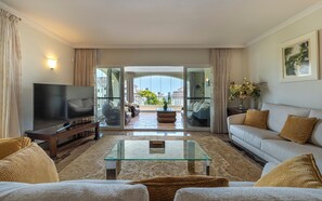 TV - Awesome 3 Br Apart. w/ 4 Terraces, Pool & Parking (Marbella)