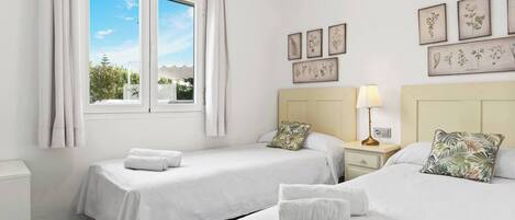 3 室のベッドルーム、アイロン / アイロン台、WiFi、ベッドシーツ