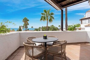 Outdoor dining - Georgous 3 Br Apart with Sea Views, Pool (Marbella)