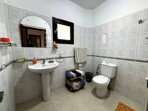 Serviettes fournies, savon, papier toilette