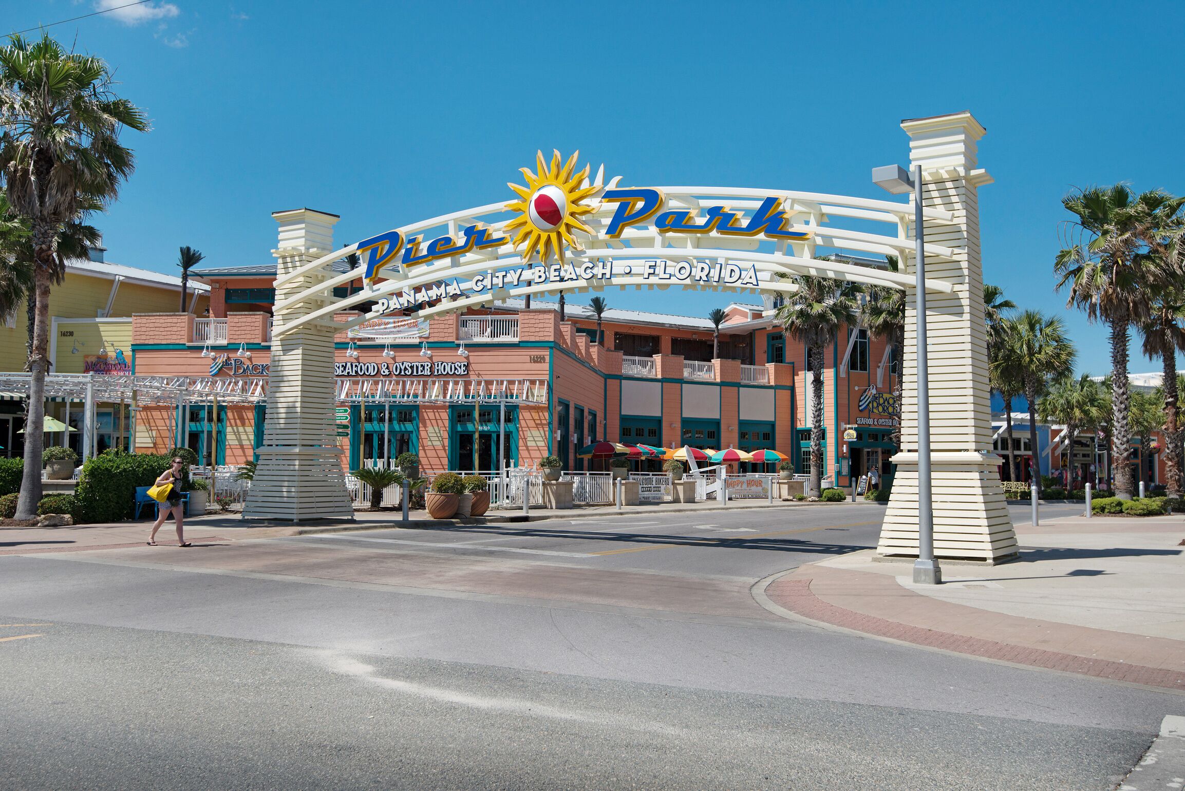 L’entrée de l’hôtel Park Inn & Suites by Wyndham Panama City Beach, en Floride, se distingue par un logo représentant un soleil et un palmier.
