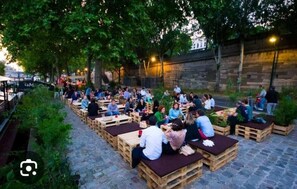 Outdoor dining - Chambres Près Place des Vosges (Paris)