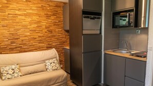 A compact kitchenette with a built-in oven, microwave, and sink. - 5th floor, balcony, tv, ski locker, 20m², Les Orres (Les Orres)
