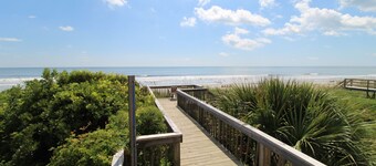 Spacious home w/ direct beach access~Mystic Tide