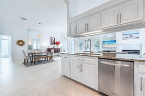 House, Multiple Beds (Elegant Ocean Paradise - 4757 Bonaire) | Private kitchen | Oven, toaster
