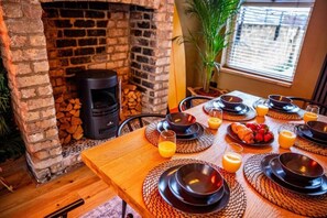 Outdoor dining - Hot Tub, 2 x King Bed, 1 Bunk Bed, Boho Beach House (Cleethorpes)