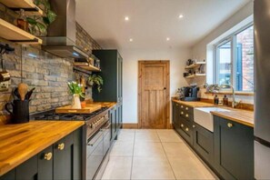 Fridge, oven, stovetop, dishwasher - Hot Tub, 2 x King Bed, 1 Bunk Bed, Boho Beach House (Cleethorpes)