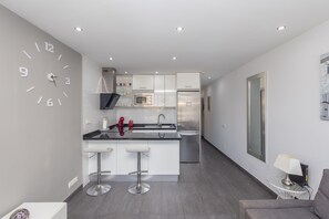 Refrigerador, microondas, horno y cafetera y tetera