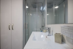 Shower, hair dryer, towels - Complejo Aloe - Pool - close to Maspalomas Beach (San Bartolomé de Tirajana)