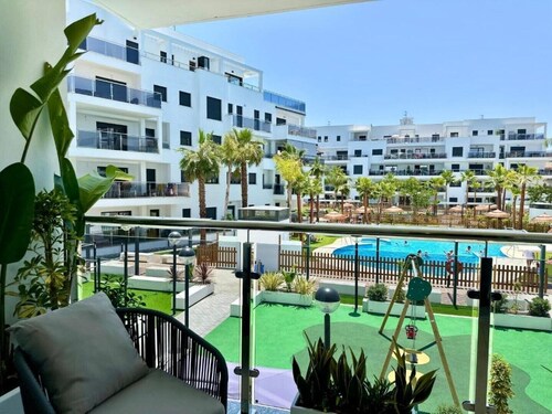 Apartamento con Vistas a la Piscina Aguacate Beach
