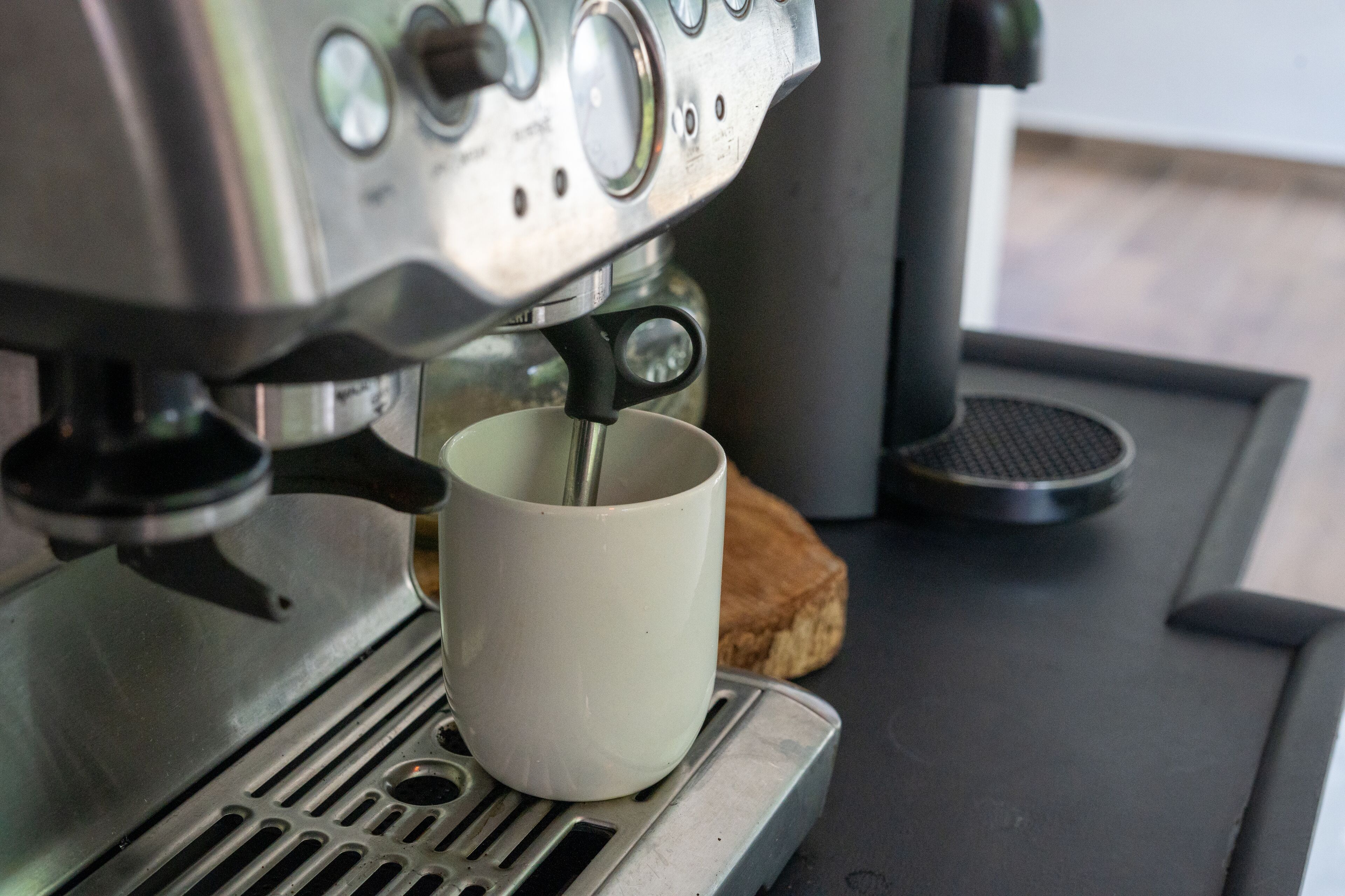Eine Kaffeemaschine mit einer Tasse auf der Tropfschale.