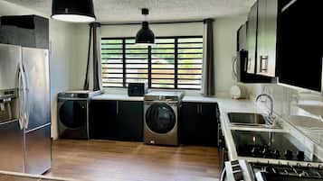 Een koelkast, een magnetron, een oven, een kookplaat