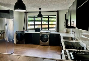 Refrigerador, microondas, horno y parrilla de estufa 