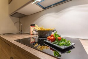 Kühlschrank, Mikrowelle, Ofen, Herdplatte