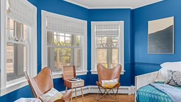 5 bedrooms, iron/ironing board, WiFi, bed sheets