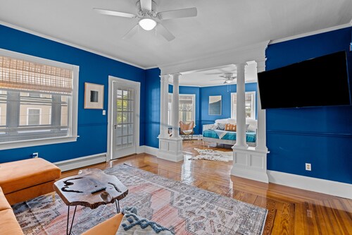 Updated, Historic District, Walk to Waterfront. Pet-Friendly! Sleeps 12