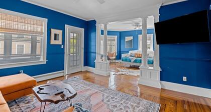 Updated, Historic District, Walk to Waterfront. Pet-Friendly! Sleeps 12