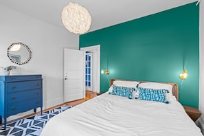 5 bedrooms, iron/ironing board, WiFi, bed sheets - Updated, Historic District, Walk to Waterfront. Pet-Friendly! Sleeps 12 (Warren)