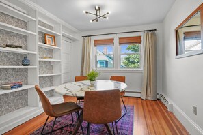 Dining - Updated, Historic District, Walk to Waterfront. Pet-Friendly! Sleeps 12 (Warren)