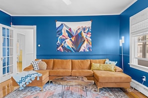 Living area - Updated, Historic District, Walk to Waterfront. Pet-Friendly! Sleeps 12 (Warren)