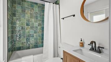 Secador de pelo, toallas, jabón, shampoo