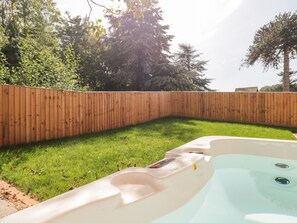 Outdoor spa tub - The Nest (Bridgwater)