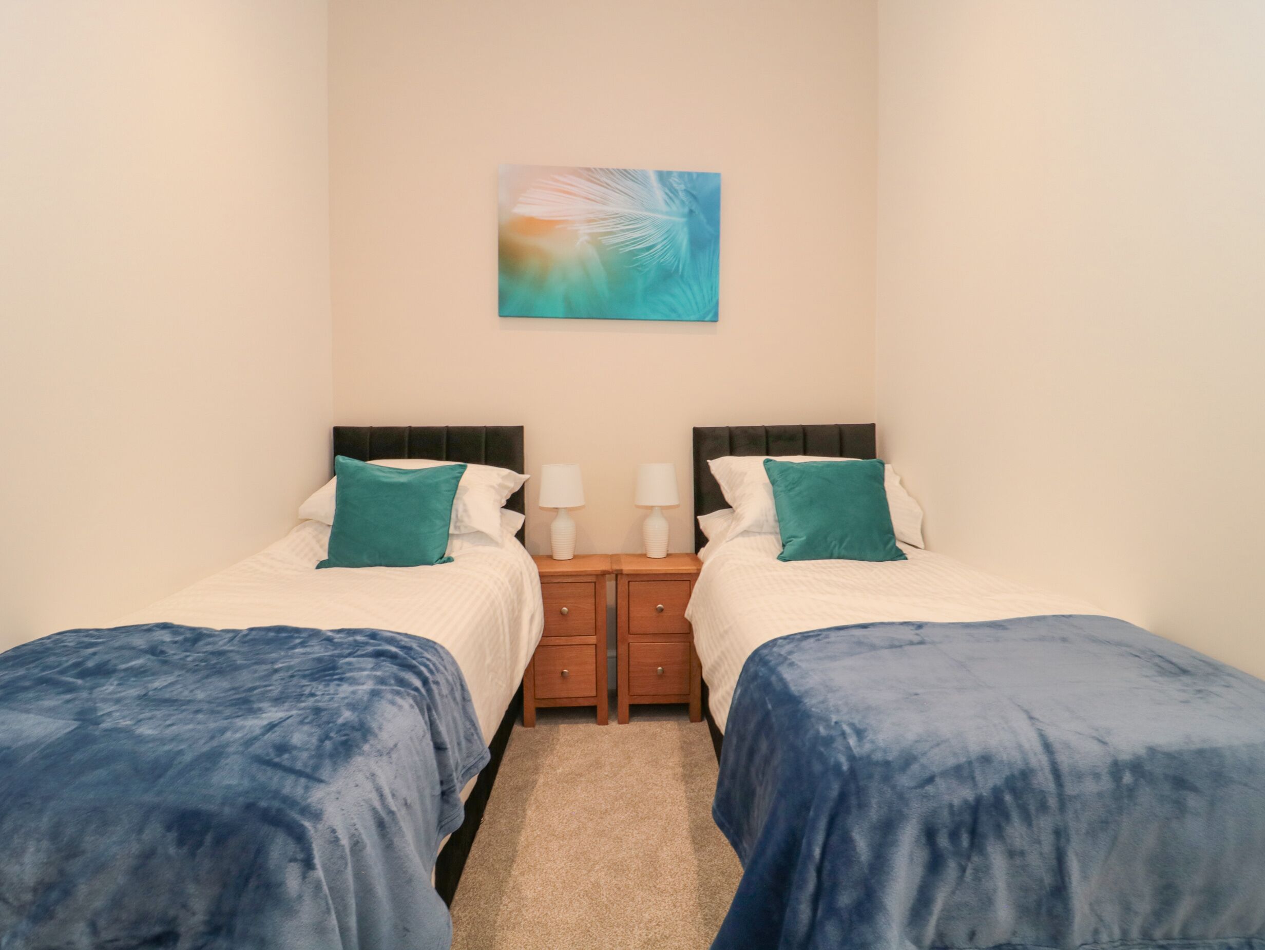 2 quartos, individualmente decorados, individualmente mobiliados