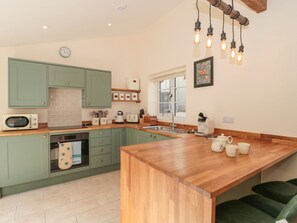 Lemari es, ketel listrik, dan pemanggang roti