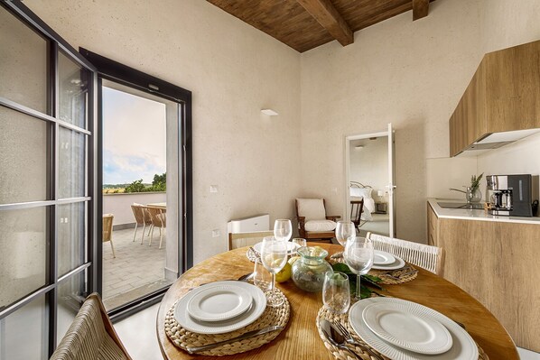 Dining - Villa with swimming pool, surrounded by countryside, only 800m from the beach (Lazio)